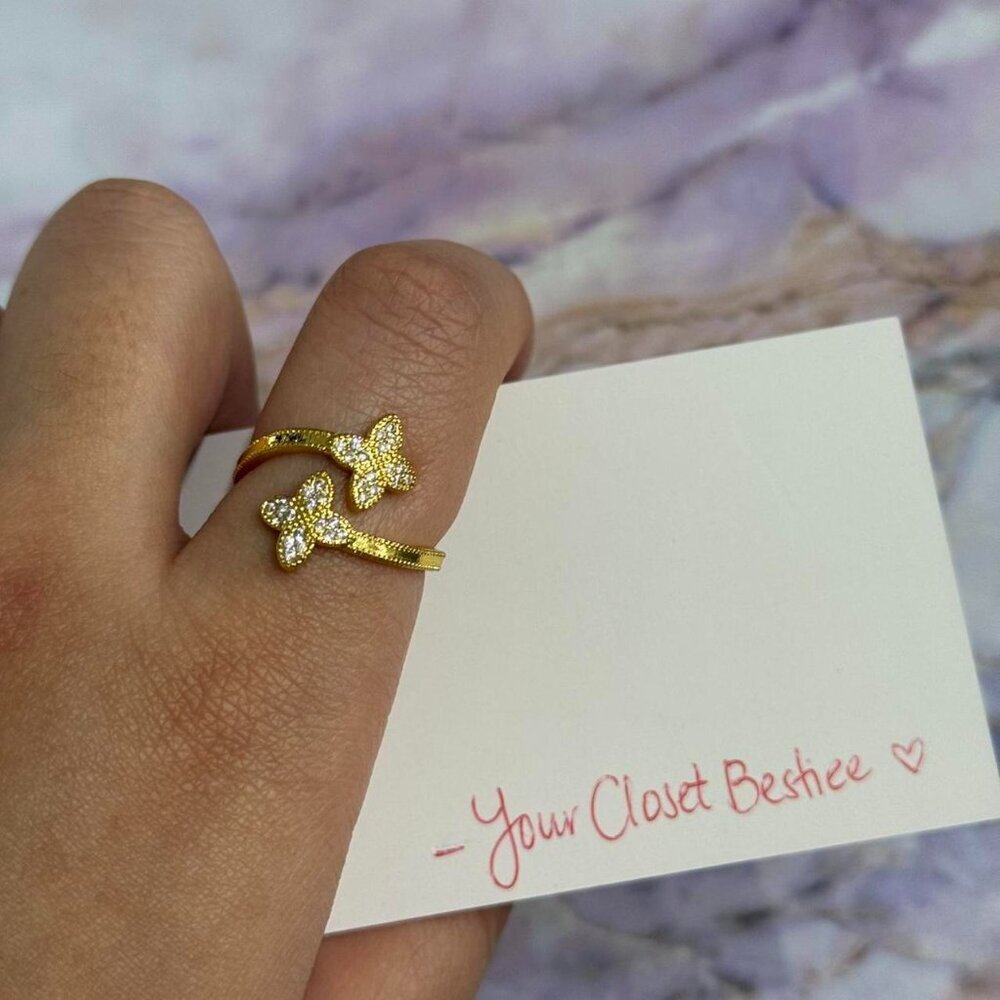 Gold color adjustable 4 leaf clover ring, about a size 7. NEW. Adjustable.